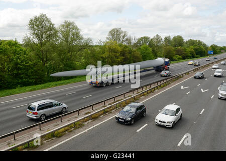 Helsby, Cheshire, UK. 23. Mai 2016. Eine 45 Meter lange Wind Turbinenschaufel unter Polizeieskorte transportiert werden. Das Fahrzeug ist aus dem Hafen von Liverpool gereist und Ausfahrt 14 der Autobahn M56 Frodsham Windpark-Projekt im Bau befindlichen Kabels nähert. Andrew Paterson/Alamy Live-Nachrichten Stockfoto