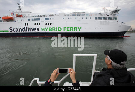 Rostock, Deutschland. 23. Mai 2016. Die neue Scandlines-Fähre "Berlin kommt nach der ersten Kreuzung als Bestandteil der Linienverkehr im Hafen von Rostock, Deutschland, 23. Mai 2016 kommt. Das neue Schiff verwendet eine Mischung aus einem herkömmlichen Dieselmotor und einem Batterieantrieb. Foto: BERND WUESTNECK/Dpa/Alamy Live News Stockfoto