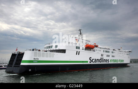 Rostock, Deutschland. 23. Mai 2016. Die neue Scandlines-Fähre "Berlin kommt nach der ersten Kreuzung als Bestandteil der Linienverkehr im Hafen von Rostock, Deutschland, 23. Mai 2016 kommt. Das neue Schiff verwendet eine Mischung aus einem herkömmlichen Dieselmotor und einem Batterieantrieb. Foto: BERND WUESTNECK/Dpa/Alamy Live News Stockfoto