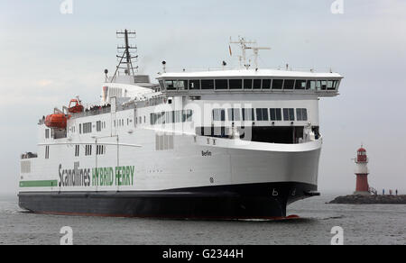 Rostock, Deutschland. 23. Mai 2016. Die neue Scandlines-Fähre "Berlin kommt nach der ersten Kreuzung als Bestandteil der Linienverkehr im Hafen von Rostock, Deutschland, 23. Mai 2016 kommt. Das neue Schiff verwendet eine Mischung aus einem herkömmlichen Dieselmotor und einem Batterieantrieb. Foto: BERND WUESTNECK/Dpa/Alamy Live News Stockfoto