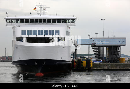 Rostock, Deutschland. 23. Mai 2016. Die neue Scandlines-Fähre "Berlin kommt nach der ersten Kreuzung als Bestandteil der Linienverkehr im Hafen von Rostock, Deutschland, 23. Mai 2016 kommt. Das neue Schiff verwendet eine Mischung aus einem herkömmlichen Dieselmotor und einem Batterieantrieb. Foto: BERND WUESTNECK/Dpa/Alamy Live News Stockfoto