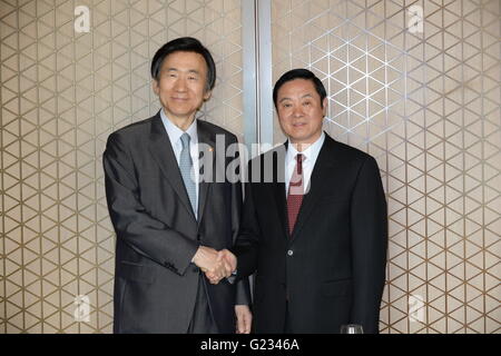 (160523)--SEOUL, 23. Mai 2016 (Xinhua)--Liu Qibao (R), Leiter der Abteilung Öffentlichkeitsarbeit des Zentralkomitees der kommunistischen Partei von China (CPC), trifft mit dem südkoreanischen Außenminister Yun Byung-Se in Seoul, Südkorea, 23. Mai 2016.  (Xinhua/Qin Qing) Stockfoto