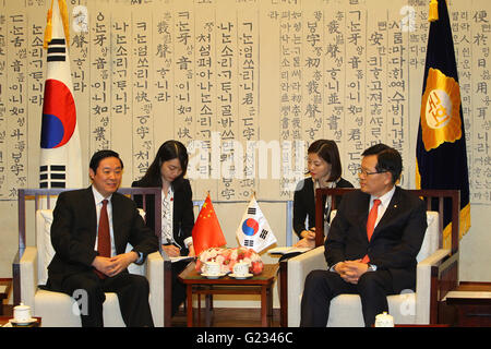 (160523)--SEOUL, 23. Mai 2016 (Xinhua)--Liu Qibao (L, vorn), Leiter der Abteilung Öffentlichkeitsarbeit des Zentralkomitees der kommunistischen Partei von China (CPC), trifft sich mit Lautsprecher von der südkoreanischen nationalen Versammlung Chung Eui-Hwa (R, vorne) in Seoul, Südkorea, 23. Mai 2016.  (Xinhua/Yao Qilin) Stockfoto