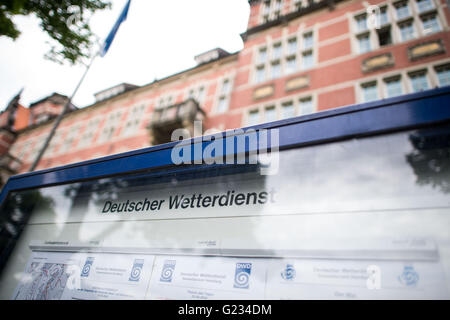 Hamburg, Deutschland. 23. Mai 2016. Eine Informationstafel liest "Deutscher Wetterdienst" (DWD, Deutscher Wetterdienst), vor der DWD-Niederlassung in Hamburg, Germany, 23. Mai 2016 gesehen. Foto: LUKAS SCHULZE/Dpa/Alamy Live News Stockfoto