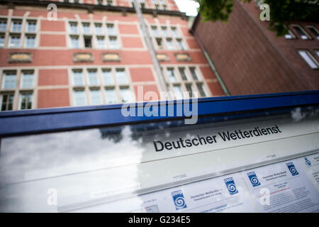 Hamburg, Deutschland. 23. Mai 2016. Eine Informationstafel liest "Deutscher Wetterdienst" (DWD, Deutscher Wetterdienst), vor der DWD-Niederlassung in Hamburg, Germany, 23. Mai 2016 gesehen. Foto: LUKAS SCHULZE/Dpa/Alamy Live News Stockfoto