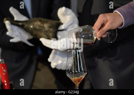 Die einzigartige Sammlung von Wein, umfasst mindestens 136 Flaschen, jeweils 200.000-750.000 Kc testen Sommelier Andreas Wickhoff (nicht abgebildet) und Greg Lambrecht (nicht abgebildet). Ihr Wert wurde von Jakub Pribyl (nicht abgebildet), Top Tschechische Sommelier geschätzt. Der Wert der alten Flaschen Wein, Cognac und Champagner, die aufgedeckt wurden zusammen mit der mittelalterlichen St. Maurus Reliquiar in der Becov nad Burgstädtchen Schloss im Jahr 1985 wurde gestellt bei 20 Millionen Kc. Sie verwenden die Coravin-Wein-System, transformierende Technologie, ermöglicht pour Wein im Glas, ohne ziehen den Korken mit Stockfoto