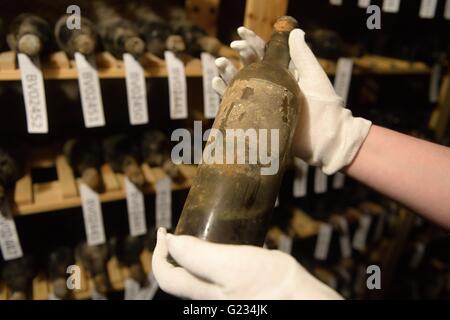 Einzigartige Sammlung von Wein, umfasst mindestens 136 Flaschen, jeweils 200.000-750.000 Kc. Ihr Wert wurde von Jakub Pribyl, der besten tschechischen Sommelier (nicht abgebildet) geschätzt. Der Wert der alten Flaschen Wein, Cognac und Champagner, die aufgedeckt wurden zusammen mit der mittelalterlichen St. Maurus Reliquiar in der Becov nad Burgstädtchen Schloss im Jahr 1985 wurde gestellt bei 20 Millionen Kc. Sie verwenden die Coravin-Wein-System, transformierende Technologie, ermöglicht pour Wein im Glas, ohne ziehen den Korken mit keine Oxidation in Schloss Becov, Tschechische Republik, 22. Mai 2016. (CTK Foto/Pavel Nemec Stockfoto