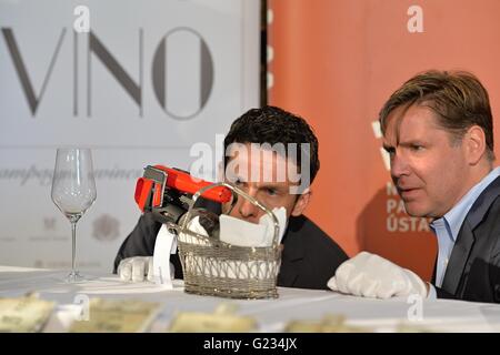 Die einzigartige Sammlung von Wein, umfasst mindestens 136 Flaschen, jeweils 200.000-750.000 Kc testen Sommelier Andreas Wickhoff (links) und Greg Lambrecht. Ihr Wert wurde von Jakub Pribyl, Sommelier der Firma Premier Weine & Geister (PWS) geschätzt. Der Wert der alten Flaschen Wein, Cognac und Champagner, die aufgedeckt wurden zusammen mit der mittelalterlichen St. Maurus Reliquiar in der Becov nad Burgstädtchen Schloss im Jahr 1985 wurde gestellt bei 20 Millionen Kc. Sie verwenden die Coravin-Wein-System, transformierende Technologie, ermöglicht pour Wein im Glas, ohne ziehen den Korken mit Stockfoto