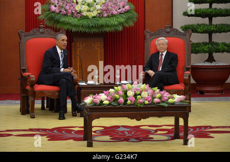 Hanoi, Vietnam. 23. Mai 2016. General Secretary fuer die Communist Party of Vietnam Central Committee Nguyen Phu Trong (R) trifft sich mit Besuch Präsident der Vereinigten Staaten Barack Obama in Hanoi, der Hauptstadt von Vietnam, 23. Mai 2016. Bildnachweis: Yan Jianhua/Xinhua/Alamy Live-Nachrichten Stockfoto