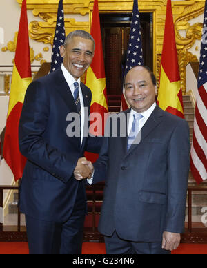 Hanoi, Vietnam. 23. Mai 2016. Vietnamese Prime Minister Nguyen Xuan Phuc (R) schüttelt Hände mit Besuch Präsident der Vereinigten Staaten Barack Obama in Hanoi, der Hauptstadt von Vietnam, 23. Mai 2016. Bildnachweis: VNA/Xinhua/Alamy Live-Nachrichten Stockfoto