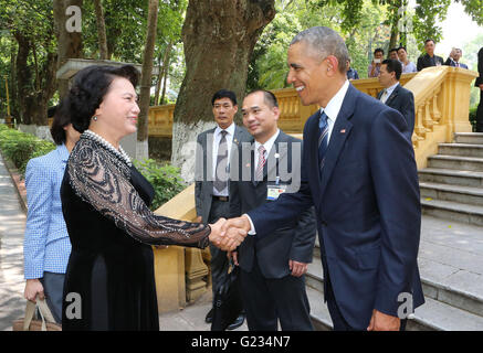 Hanoi, Vietnam. 23. Mai 2016. Vietnams nationale Versammlung Vorsitzende Nguyen Thi Kim Ngan (L) schüttelt Hände mit Besuch Präsident der Vereinigten Staaten Barack Obama in Hanoi, der Hauptstadt von Vietnam, 23. Mai 2016. Bildnachweis: VNA/Xinhua/Alamy Live-Nachrichten Stockfoto