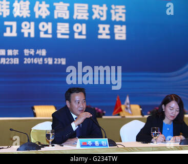 (160523)--SEOUL, 23. Mai 2016 (Xinhua)--ein Delegierter aus chinesischen Massenmedien spricht während der 8. China-Süd Korea Media Dialog auf hoher Ebene in Seoul, Südkorea, 23. Mai 2016.  (Xinhua/Yao Qilin) Stockfoto