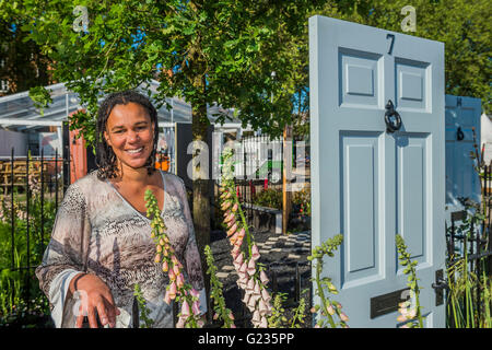 London, UK. 23. Mai 2016. Die moderne Sklaverei Garten mit Designer Juliet Sargeant. Die Türen sind darauf hingewiesen, dass in der modernen Welt Sklaverei noch weiter hinter verschlossenen Türen geht und die Zahlen unterschiedliche Statistiken repräsentieren. Bildnachweis: Guy Bell/Alamy Live-Nachrichten Stockfoto