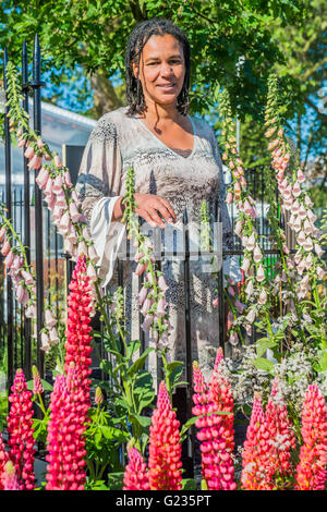 London, UK. 23. Mai 2016. Die moderne Sklaverei Garten mit Designer Juliet Sargeant. Die Türen sind darauf hingewiesen, dass in der modernen Welt Sklaverei noch weiter hinter verschlossenen Türen geht und die Zahlen unterschiedliche Statistiken repräsentieren. Bildnachweis: Guy Bell/Alamy Live-Nachrichten Stockfoto