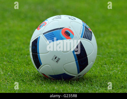 Prag, Tschechische Republik. 23. Mai 2016. Ball der Europameisterschaft in Prag, Tschechische Republik, 23. Mai 2016. © Michal Dolezal/CTK Foto/Alamy Live-Nachrichten Stockfoto