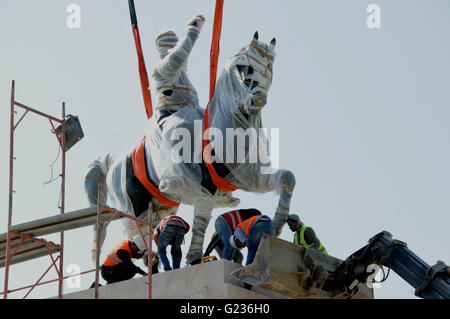 Tunis. 23. Mai 2016. Arbeiter arbeiten auf die Statue des ersten tunesischen Präsidenten Habib Bourguiba in Tunis, Tunesien am 23. Mai 2016. Die Statue des ersten tunesischen Präsidenten Habib Bourguiba wurde zurück in die Innenstadt in Tunis verlegt. © Adel Ezzine/Xinhua/Alamy Live-Nachrichten Stockfoto