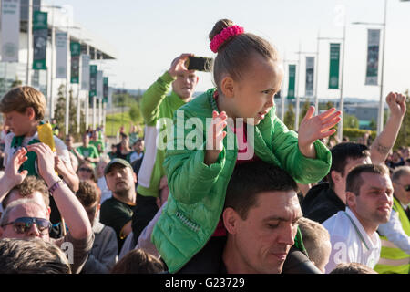 Brendan Rodgers wird von Massen von Celtic-Fans im Celtic Park, Glasgow, Schottland, UK begrüßt. 23. Mai 2016. Tausende von Fans versammelten sich im keltischen Stadium, den neuen Manager des Clubs begrüßen zu dürfen. Bildnachweis: Tony Clerkson/Alamy Live-Nachrichten Stockfoto