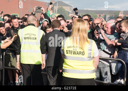 Brendan Rodgers wird von Massen von Celtic-Fans im Celtic Park, Glasgow, Schottland, UK begrüßt. 23. Mai 2016. Tausende von Fans versammelten sich im keltischen Stadium, den neuen Manager des Clubs begrüßen zu dürfen. Bildnachweis: Tony Clerkson/Alamy Live-Nachrichten Stockfoto