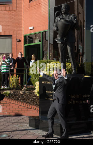 Brendan Rodgers wird von Massen von Celtic-Fans im Celtic Park, Glasgow, Schottland, UK begrüßt. 23. Mai 2016. Tausende von Fans versammelten sich im keltischen Stadium, den neuen Manager des Clubs begrüßen zu dürfen. Bildnachweis: Tony Clerkson/Alamy Live-Nachrichten Stockfoto