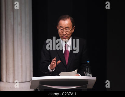 Istanbul, Türkei. 23. Mai 2016. Der Generalsekretär der Vereinten Nationen, Ban Ki-Moon hält eine Rede auf einer Veranstaltung der "Einführung des Grand Bargain" während der Weltgipfel für humanitäre Hilfe in Istanbul, Türkei, am 23. Mai 2016. UN-Generalsekretär Ban Ki-Moon lanciert ein Schema Montag mit dem Ziel, erheblich verbessern die Effizienz der humanitären Hilfe, als Teil der Bemühungen, die Finanzierungslücke bei der weltweit ersten humanitären Gipfel zu überbrücken. Bildnachweis: Xinhua/Alamy Live-Nachrichten Stockfoto