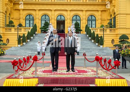 Hanoi, Vietnam. 23. Mai 2016. US-Präsident Barack Obama steht mit vietnamesischen Präsidenten Tran Dai Quang für die Nationalhymnen während der Begrüßungszeremonie im Präsidentenpalast 23. Mai 2016 in Hanoi, Vietnam. Bildnachweis: Planetpix/Alamy Live-Nachrichten Stockfoto