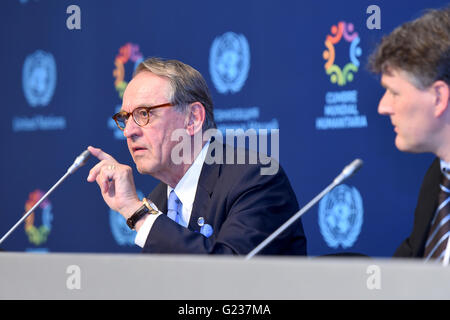 Istanbul. 23. Mai 2016. UN-stellvertretender Generalsekretär Jan Eliasson (L) spricht zu den Reportern während einer Pressekonferenz Weltgipfel für humanitäre Hilfe in Istanbul, Türkei am 23. Mai 2016. Weltweit erstmals humanitären Gipfel bestimmt wird, um mehr über die Ursachen der Konflikte eher als Symptome für ihre Lösungen konzentrieren, sagte Generalsekretär Jan Eliasson am Montag. © Zhao Dingzhe/Xinhua/Alamy Live-Nachrichten Stockfoto