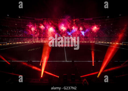 Barcelona, Katalonien, Spanien. 23. Mai 2016. Lichter und Feuerwerke beleuchten Camp Nou Stadion des FC Barcelona während der Feier des siebten Meister und Pokalsieger in der Vereinsgeschichte Credit: Matthias Oesterle/ZUMA Draht/Alamy Live News Stockfoto