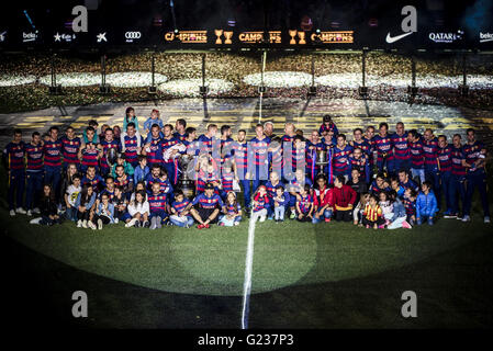 Barcelona, Katalonien, Spanien. 23. Mai 2016. Spieler und Mitglieder des technischen Personals des FC Barcelona posieren für ein Gruppenfoto im Camp Nou Stadion während der Feier der siebten Liga und cup Doppel in der Vereinsgeschichte Credit: Matthias Oesterle/ZUMA Draht/Alamy Live News Stockfoto