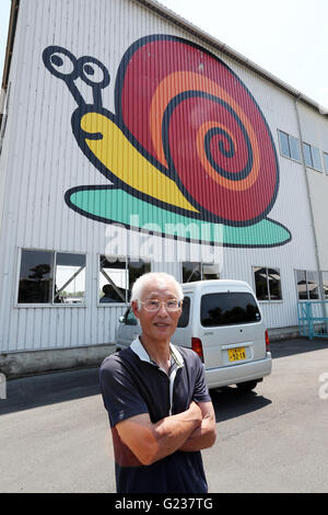 Matsusaka, Japan. 23. Mai 2016. Toshihide Takase, eines japanischen Fabrikanten zeigt Burgandy Schnecken, was bezeichnet man als bedrohte Art in Frankreich bei seinem Anbau fam 'Escargot Farm"in Matsusaka in der Präfektur Mie, Zentraljapan auf Montag, 23. Mai 2016. Takase Suceeded höchster Qualität Escargot de Bourgogne (Helix Pomatia Art) im Jahr 1995 und jetzt 200.000 seltene Schnecken zu kultivieren und Servierplatten der hausgemachten "Escargot à la Bourguignonne" zu züchten (Schnecken in Knoblauchbutter) Besuchern auf seiner Farm. © Yoshio Tsunoda/AFLO/Alamy Live-Nachrichten Stockfoto