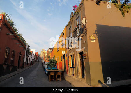 San Miguel De Allende, Mexiko. 18. April 2016. Sonnenuntergang leuchtet eine Ecke auf Correo Street in San Miguel de Allende in der Nähe von den historischen Teil der Stadt. (Kredit-Bild: © Julie Rogers / via ZUMA Draht) Stockfoto