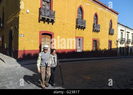 San Miguel De Allende, Mexiko. 18. April 2016. Ein paar Fuß durch die Straßen des historischen Zentrums am Correo Street. (Kredit-Bild: © Julie Rogers / via ZUMA Draht) Stockfoto