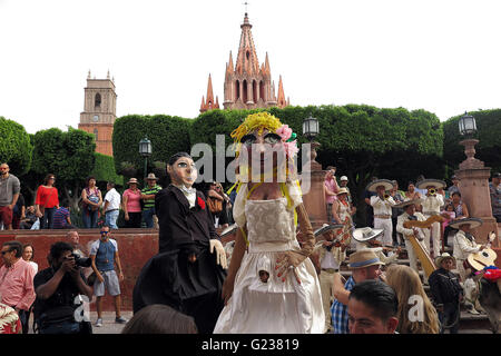 San Miguel De Allende, Mexiko. 18. April 2016. Eine Hochzeit Parade marschiert durch die Straßen in San Miguel de Allende. Die Hochzeit-Parade ist komplett mit feierlichen Esel, eine Mariachi-Band und riesige Papier Papiermache Bildnisse (Mojigangas). (Kredit-Bild: © Julie Rogers / via ZUMA Draht) Stockfoto