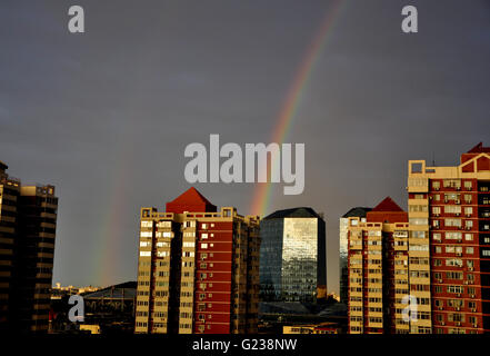 Peking, China. 23. Mai 2016. Foto aufgenommen am 23. Mai 2016 zeigt, dass der Regenbogen erschien nach Regen in Peking, Hauptstadt von China. © Li Wenming/Xinhua/Alamy Live-Nachrichten Stockfoto