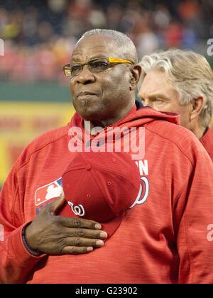 Washington, District Of Columbia, USA. 23. Mai 2016. Washington Nationals Manager Dusty Baker (12) steht stramm während die Nationalhymne vor dem Spiel gegen die New York Mets im Nationals Park in Washington, DC auf Montag, 23. Mai 2016. Die Mets gewannen das Spiel 7 - 1.Credit: Ron Sachs/CNP © Ron Sachs/CNP/ZUMA Draht/Alamy Live News Stockfoto