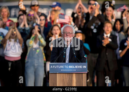 Santa Monica, Kalifornien, USA. 23. Mai 2016. BERNIE SANDERS macht eine Kampagne an der Santa Monica High School zu beenden. Bildnachweis: Brian Cahn/ZUMA Draht/Alamy Live-Nachrichten Stockfoto