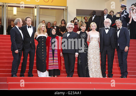 Die Jury: Arnaud Desplechin, Laszlo Nemes, Vanessa Paradis, Katayoon Shahabi, Valeria Golino, George Miller, Kirsten Dunst, Donald Sutherland und Mads Mikkelsen, die Teilnahme an der Preisverleihung während der 69. Filmfestspiele von Cannes am Palais des Festivals in Cannes am 22. Mai 2016 | Verwendung weltweit Stockfoto