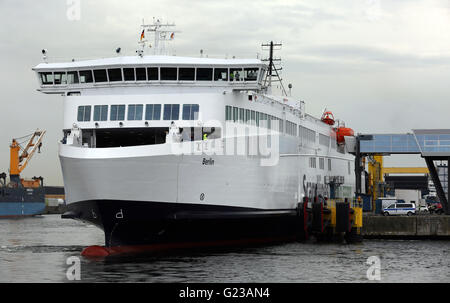 Rostock, Deutschland. 23. Mai 2016. Das neue Scandlines Fähre Berlin kommt nach der ersten Kreuzung als Bestandteil der Linienverkehr im Hafen von Rostock, Deutschland, 23. Mai 2016 kommt. Foto: BERND WUESTNECK/Dpa/Alamy Live News Stockfoto