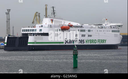 Rostock, Deutschland. 23. Mai 2016. Das neue Scandlines Fähre Berlin kommt nach der ersten Kreuzung als Bestandteil der Linienverkehr im Hafen von Rostock, Deutschland, 23. Mai 2016 kommt. Foto: BERND WUESTNECK/Dpa/Alamy Live News Stockfoto