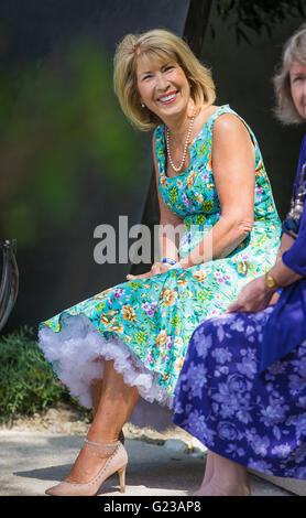 London, UK. 23. Mai 2016. TV Moderatorin Jennie Bond entspannend bei der Chelsea Flower Show 2016 Credit: David Betteridge/Alamy Live-Nachrichten Stockfoto