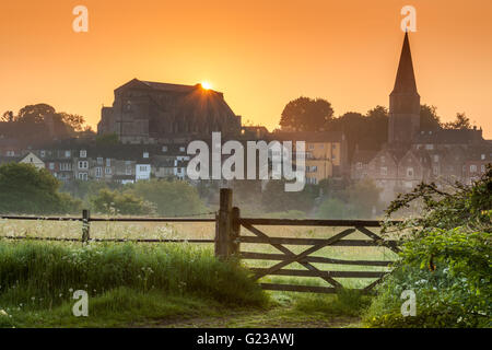 Malmesbury, Wiltshire, UK. 24. Mai 2016. Die Sonne geht hinter der alten Abtei in Wiltshire Stadt von Malmesbury im Mai. Bildnachweis: Terry Mathews/Alamy Live-Nachrichten Stockfoto