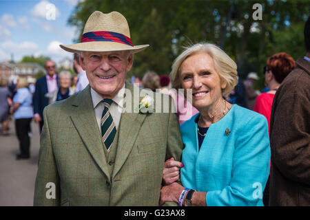 London, UK. 23. Mai 2016.Mary Berry und ihr Mann Paul, genießen die Sonne am Pressetag der 2016 Chelsea Flower Show Credit: David Betteridge/Alamy Live News Stockfoto