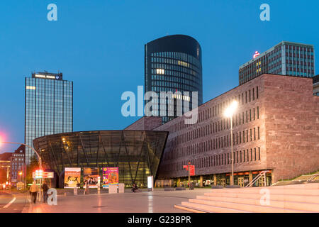 Zentralen Geschäftsviertel mit Public Library Stadt-Und Landesbibliothek und RWE-Tower in Dortmund, Nordrhein-Westfalen, Ge Stockfoto