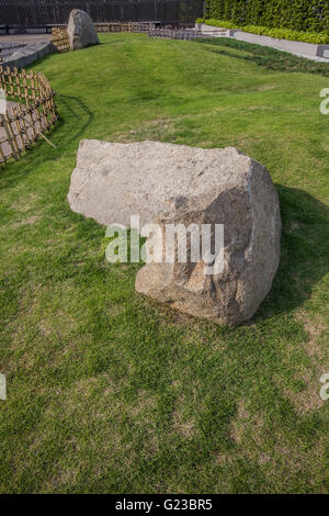 Einer der ungewöhnlichsten Masuno Shunmyos Gärten ist Seifu-En Garten auf CIAL Kaufhaus am Bahnhof JR Tsurumi. Stockfoto