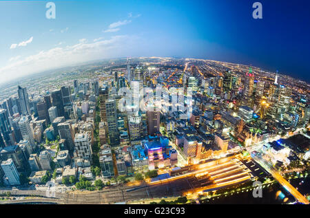 Stadt verblassen von Tag zu Nacht Stockfoto