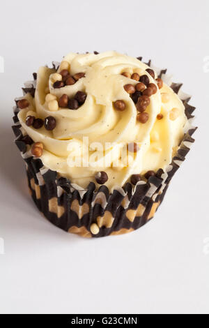 weiße Schokolade und Vanille Cupcake isoliert auf weißem Hintergrund Stockfoto