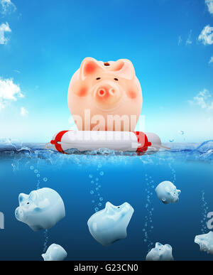 Sparschwein mit Boje schwimmt auf Wasser Stockfoto