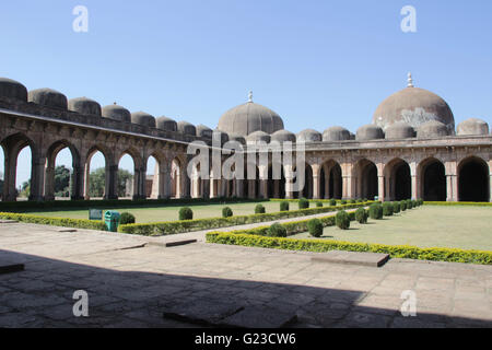 Ansicht der westlichen Betsaal und südlichen gewölbten Öffnungen an Jami Masid in Mandu, Madhya Pradesh, Indien, Asien Stockfoto