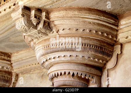 Exquisite Carving auf Säule bei Gwalior Fort, Gwalior, Madhya Pradesh, Indien, Asien Stockfoto