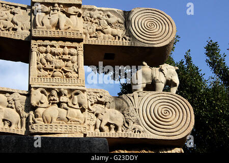 Details über den oberen Teil des Gateway Stupa an Sanchi, in der Nähe von Bhopal, Madhya Pradesh, Indien, Asien Stockfoto