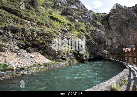 Wasserkanal in der kümmert sich Schlucht, Picos de Europa, Asturien, Nordspanien. Stockfoto